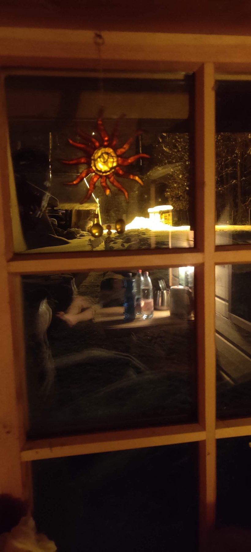 Siltas pirteles langas vakare